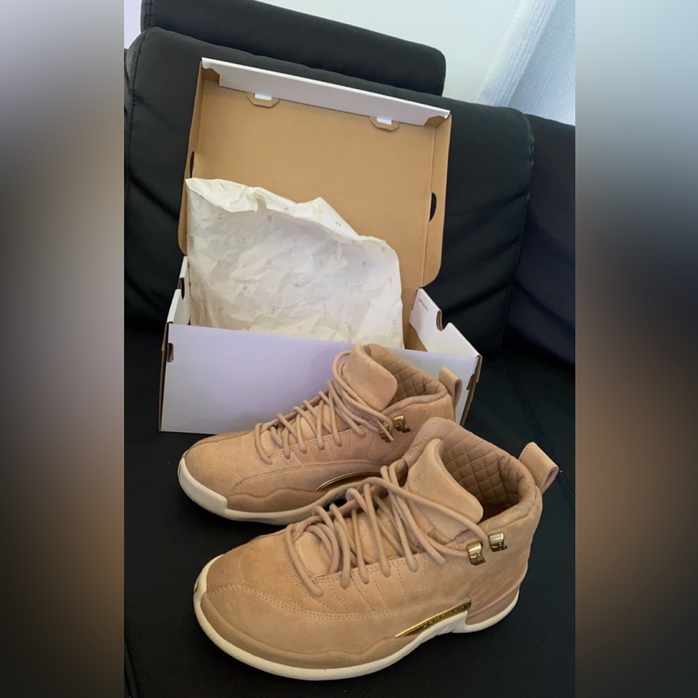 ❤️❤️ JORDAN VACHETTA TAN RETRO 12s 
Women’s size 5.5